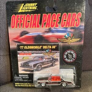 NWT Johnny Lightning '77 Oldsmobile Delta 88 Official Pace Die-Cast Car